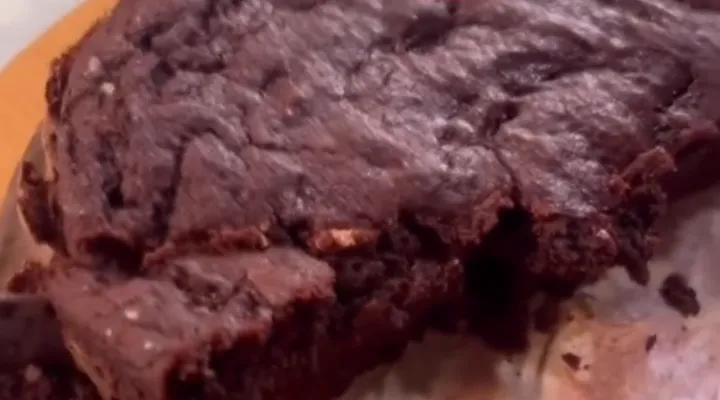 Bolo de cacau úmido, com uma fatia cortada
