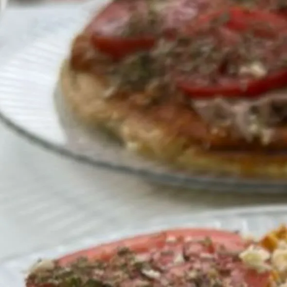 Pizza de frigideira com massa de aveia, tomate em rodelas e orégano